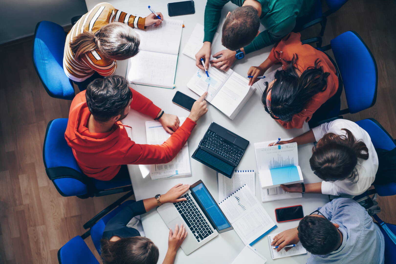 students use modern technology for a school project